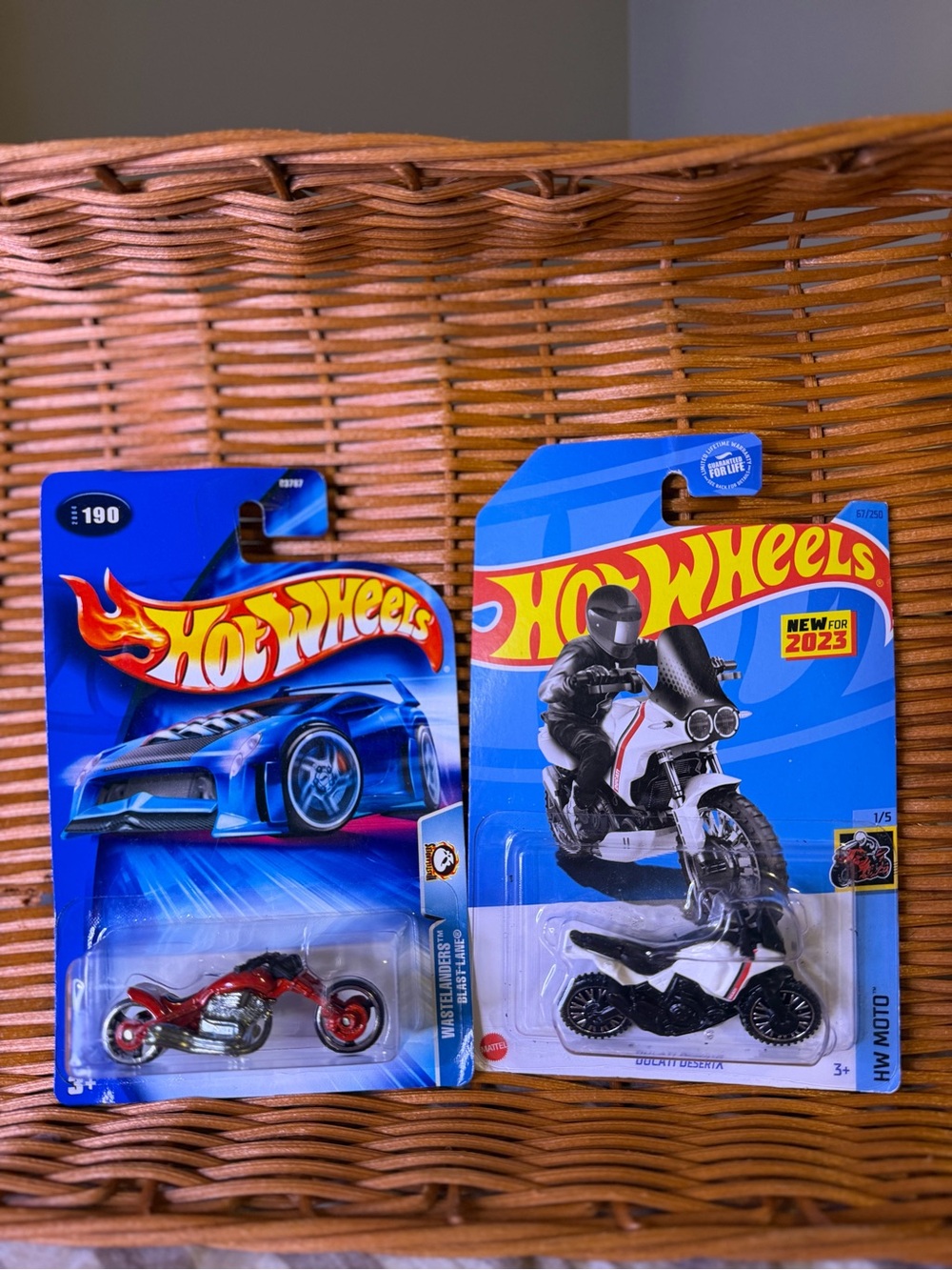 Hot Wheels Ducati DesertX 3/10 HW Dirt & #190 Wastelanders Blast-Lane